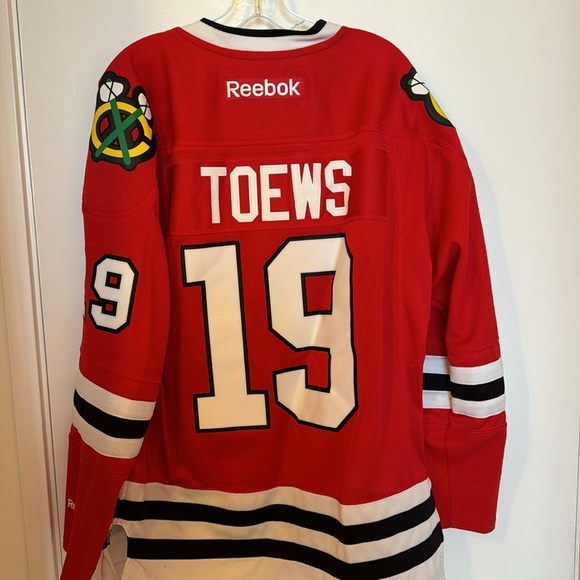 Chicago Blackhawks Toews Jersey 19 - Picture 2 of 3